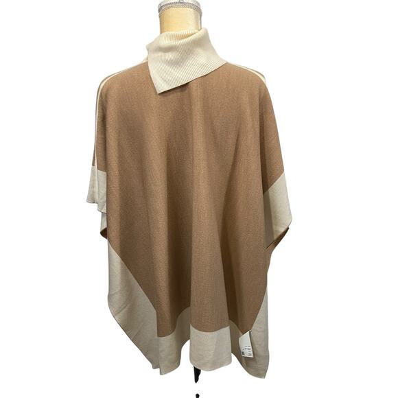 Boss Hugo Boss Reversible Poncho in Wool With Striped Border - Picture 3 of 12